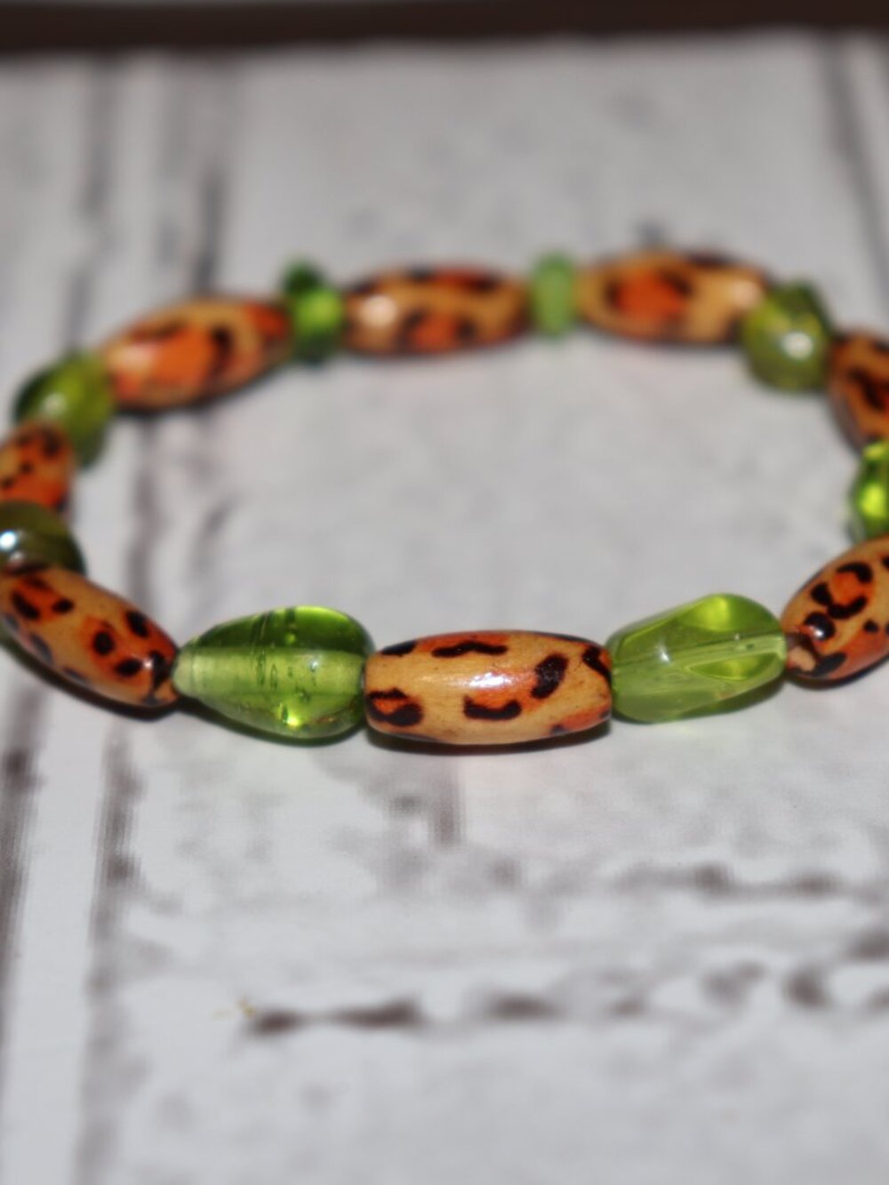 🤎💚✨ NWOT Wooden & Green Glass Beaded Bracelet · 7"